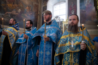 В канун дня Ахтырской иконы Божией Матери, митрополит Орловский и Болховский Тихон совершил всенощное бдение в Ахтырском кафедральном соборе города Орла. 14 июля 2026 г.
