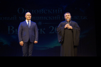 Настоятель Свято-Троицкого храма поздравил выпускников медицинского колледжа Настоятель Свято-Троицкого храма поздравил выпускников медицинского колледжа