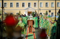 18 июля 2026 года, в праздник обретения честных мощей преподобного Сергпия, игумена Радонежского (1422), Святейший Патриарх Московский и всея Руси Кирилл совершил Божественную литургию на Соборной площади Свято-Троицкой Сергиевой лавры. Вместе с сонмом архиереев Предстоятелю Русской Православной Церкви сослужил и глава Орловской митрополии. 18 июля 2026 года, в праздник обретения честных мощей преподобного Сергпия, игумена Радонежского (1422), Святейший Патриарх Московский и всея Руси Кирилл совершил Божественную литургию на Соборной площади Свято-Троицкой Сергиевой лавры. Вместе с сонмом архиереев Предстоятелю Русской Православной Церкви сослужил и глава Орловской митрополии.