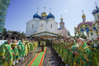 18 июля 2026 года, в праздник обретения честных мощей преподобного Сергпия, игумена Радонежского (1422), Святейший Патриарх Московский и всея Руси Кирилл совершил Божественную литургию на Соборной площади Свято-Троицкой Сергиевой лавры. Вместе с сонмом архиереев Предстоятелю Русской Православной Церкви сослужил и глава Орловской митрополии. 18 июля 2026 года, в праздник обретения честных мощей преподобного Сергпия, игумена Радонежского (1422), Святейший Патриарх Московский и всея Руси Кирилл совершил Божественную литургию на Соборной площади Свято-Троицкой Сергиевой лавры. Вместе с сонмом архиереев Предстоятелю Русской Православной Церкви сослужил и глава Орловской митрополии.