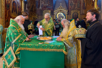 18 июля 2026 года, в праздник обретения честных мощей преподобного Сергпия, игумена Радонежского (1422), Святейший Патриарх Московский и всея Руси Кирилл совершил Божественную литургию на Соборной площади Свято-Троицкой Сергиевой лавры. Вместе с сонмом архиереев Предстоятелю Русской Православной Церкви сослужил и глава Орловской митрополии. 18 июля 2026 года, в праздник обретения честных мощей преподобного Сергпия, игумена Радонежского (1422), Святейший Патриарх Московский и всея Руси Кирилл совершил Божественную литургию на Соборной площади Свято-Троицкой Сергиевой лавры. Вместе с сонмом архиереев Предстоятелю Русской Православной Церкви сослужил и глава Орловской митрополии.