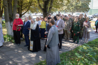 В канун Дня памяти российских воинов, погибших в Первой мировой войне 1914–1918 годов, митрополит Орловский и Болховский Тихон совершил заупокойную литию у мемориального знака на Наугорском шоссе в городе Орле. 31 июля 2026 года.