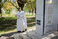 В канун Дня памяти российских воинов, погибших в Первой мировой войне 1914–1918 годов, митрополит Орловский и Болховский Тихон совершил заупокойную литию у мемориального знака на Наугорском шоссе в городе Орле. 31 июля 2026 года.