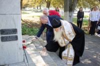 В канун Дня памяти российских воинов, погибших в Первой мировой войне 1914–1918 годов, митрополит Орловский и Болховский Тихон совершил заупокойную литию у мемориального знака на Наугорском шоссе в городе Орле. 31 июля 2026 года.