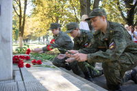 В канун Дня памяти российских воинов, погибших в Первой мировой войне 1914–1918 годов, митрополит Орловский и Болховский Тихон совершил заупокойную литию у мемориального знака на Наугорском шоссе в городе Орле. 31 июля 2026 года.
