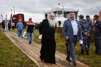 В селе Отрадинское Мценского района состоялось празднование Дня Русского поля, ставшее центральным событием Аграрной недели Орловской области. В мероприятии принял участие митрополит Орловский и Болховский Тихон. 4 июля 2026 года. В селе Отрадинское Мценского района состоялось празднование Дня Русского поля, ставшее центральным событием Аграрной недели Орловской области. В мероприятии принял участие митрополит Орловский и Болховский Тихон. 4 июля 2026 года.