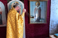 Настоятель храма иконы Божией Матери «Знамение» совершил Божественную литургию в руинированном храме