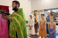 Настоятель Покровского храма крестил юных подопечных социального учреждения