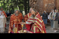 В день 180-летия блаженной кончины Мценского Христа ради юродивого Иоанна Коробочкина в руинированном храме Преображения Господня (священномучениека Харалампия епископа Магнезийского)состоялась Божественная литургия,15 августа 2026 года