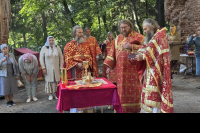 В день 180-летия блаженной кончины Мценского Христа ради юродивого Иоанна Коробочкина в руинированном храме Преображения Господня (священномучениека Харалампия епископа Магнезийского)состоялась Божественная литургия,15 августа 2026 года