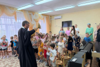 В день праздника Преображения Господня настоятель храма в микрорайоне «Зареченский» протоиерей Георгий Зейкан посетил юных подопечных из детского сада №95, 19 августа 2026 года В день праздника Преображения Господня настоятель храма в микрорайоне «Зареченский» протоиерей Георгий Зейкан посетил юных подопечных из детского сада №95, 19 августа 2026 года