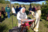 В праздник Преображения Господня на месте руин храма Преображения Господня в деревни Шашкино была совершена Божественная Литургия, богослужение возглавил клирик иерей Виталий Скрипко, 20августа 2026 года