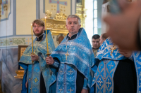 В канун Недели 11-й по Пятидесятнице и празднования Смоленской иконы Божией Матери, именуемой «Одигитрия» («Путеводительница»), митрополит Орловский и Болховский Тихон совершил всенощное бдение в храме Смоленской иконы Божией Матери города Орла. 9 августа 2026 года