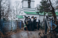 В день памяти святителя Афанасия Великого, митрополит Орловский и Болховский Тихон совершил заупокойную литию на могиле блаженного старца Афанасия Сайко, расположенной на Крестительском кладбище города Орла. 31 января 2025 года.