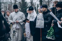 В день памяти святителя Афанасия Великого, митрополит Орловский и Болховский Тихон совершил заупокойную литию на могиле блаженного старца Афанасия Сайко, расположенной на Крестительском кладбище города Орла. 31 января 2025 года.