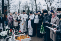 В день памяти святителя Афанасия Великого, митрополит Орловский и Болховский Тихон совершил заупокойную литию на могиле блаженного старца Афанасия Сайко, расположенной на Крестительском кладбище города Орла. 31 января 2025 года.