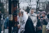 В день памяти святителя Афанасия Великого, митрополит Орловский и Болховский Тихон совершил заупокойную литию на могиле блаженного старца Афанасия Сайко, расположенной на Крестительском кладбище города Орла. 31 января 2025 года.