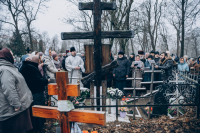 В день памяти святителя Афанасия Великого, митрополит Орловский и Болховский Тихон совершил заупокойную литию на могиле блаженного старца Афанасия Сайко, расположенной на Крестительском кладбище города Орла. 31 января 2025 года.