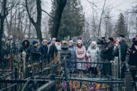 В день памяти святителя Афанасия Великого, митрополит Орловский и Болховский Тихон совершил заупокойную литию на могиле блаженного старца Афанасия Сайко, расположенной на Крестительском кладбище города Орла. 31 января 2025 года.