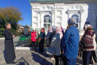 Клирик Иверского храма иерей Максим Удовиченко провел экскурсию для пожилых людей, 16 сентября 2026 года