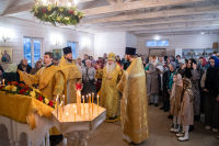 В Неделю 26-ю по Пятидесятнице, день памяти святой великомученицы Екатерины, митрополит Орловский и Болховский Тихон совершил Божественную литургию в храме священноисповедника Георгия Коссова в микрорайоне Болховский города Орла, 7 декабря 2025 года.