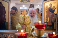 В Неделю 26-ю по Пятидесятнице, день памяти святой великомученицы Екатерины, митрополит Орловский и Болховский Тихон совершил Божественную литургию в храме священноисповедника Георгия Коссова в микрорайоне Болховский города Орла, 7 декабря 2025 года.