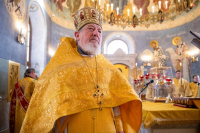 В день памяти священномученика Иерофея, епископа Афинского, и обретения мощей святителей Гурия, архиепископа Казанского, и Варсонофия, епископа Тверского, митрополит Орловский и Болховский Тихон возглавил Божественную литургию в храме Казанской иконы Божией Матери города Орла, 17 октября 2026 года