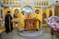В день памяти священномученика Иерофея, епископа Афинского, и обретения мощей святителей Гурия, архиепископа Казанского, и Варсонофия, епископа Тверского, митрополит Орловский и Болховский Тихон возглавил Божественную литургию в храме Казанской иконы Божией Матери города Орла, 17 октября 2026 года