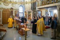 В день памяти священномученика Иерофея, епископа Афинского, и обретения мощей святителей Гурия, архиепископа Казанского, и Варсонофия, епископа Тверского, митрополит Орловский и Болховский Тихон возглавил Божественную литургию в храме Казанской иконы Божией Матери города Орла, 17 октября 2026 года