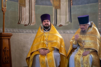 В день памяти священномученика Иерофея, епископа Афинского, и обретения мощей святителей Гурия, архиепископа Казанского, и Варсонофия, епископа Тверского, митрополит Орловский и Болховский Тихон возглавил Божественную литургию в храме Казанской иконы Божией Матери города Орла, 17 октября 2026 года