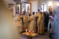 В день памяти священномученика Иерофея, епископа Афинского, и обретения мощей святителей Гурия, архиепископа Казанского, и Варсонофия, епископа Тверского, митрополит Орловский и Болховский Тихон возглавил Божественную литургию в храме Казанской иконы Божией Матери города Орла, 17 октября 2026 года