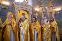 В день памяти священномученика Иерофея, епископа Афинского, и обретения мощей святителей Гурия, архиепископа Казанского, и Варсонофия, епископа Тверского, митрополит Орловский и Болховский Тихон возглавил Божественную литургию в храме Казанской иконы Божией Матери города Орла, 17 октября 2026 года