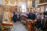В день памяти священномученика Иерофея, епископа Афинского, и обретения мощей святителей Гурия, архиепископа Казанского, и Варсонофия, епископа Тверского, митрополит Орловский и Болховский Тихон возглавил Божественную литургию в храме Казанской иконы Божией Матери города Орла, 17 октября 2026 года
