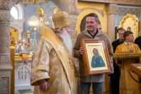 В день памяти священномученика Иерофея, епископа Афинского, и обретения мощей святителей Гурия, архиепископа Казанского, и Варсонофия, епископа Тверского, митрополит Орловский и Болховский Тихон возглавил Божественную литургию в храме Казанской иконы Божией Матери города Орла, 17 октября 2026 года