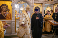 В день памяти священномученика Иерофея, епископа Афинского, и обретения мощей святителей Гурия, архиепископа Казанского, и Варсонофия, епископа Тверского, митрополит Орловский и Болховский Тихон возглавил Божественную литургию в храме Казанской иконы Божией Матери города Орла, 17 октября 2026 года