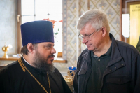 В день памяти священномученика Иерофея, епископа Афинского, и обретения мощей святителей Гурия, архиепископа Казанского, и Варсонофия, епископа Тверского, митрополит Орловский и Болховский Тихон возглавил Божественную литургию в храме Казанской иконы Божией Матери города Орла, 17 октября 2026 года