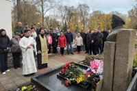 На Крестительском кладбище молитвенно почтили память офицера СОБРа Дениса Мельникова, 18 октября 2026 года, г.Орел На Крестительском кладбище молитвенно почтили память офицера СОБРа Дениса Мельникова, 18 октября 2026 года, г.Орел