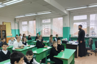 Настоятель Покровского храма города Мценска, иерей Александр Мележеев посетил учащихся городской общеобразовательной школы №9 и студентов медицинского колледжа, 20 октября 2026 года