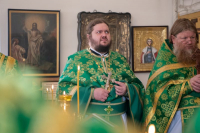 В день памяти преподобного Амвросия Оптинского, митрополит Орловский и Болховский Тихон возглавил Божественную Литургию в храме в честь воскрешения праведного Лазаря Четверодневного на Пашковском кладбище, 23 октября 2026 года