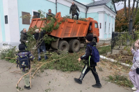 Юные прихожане вместе с родителями потрудились на территории Свято-Троицкого храма, 4 октября 2026 года, г.Орел Юные прихожане вместе с родителями потрудились на территории Свято-Троицкого храма, 4 октября 2026 года, г.Орел