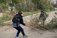 Юные прихожане вместе с родителями потрудились на территории Свято-Троицкого храма, 4 октября 2026 года, г.Орел Юные прихожане вместе с родителями потрудились на территории Свято-Троицкого храма, 4 октября 2026 года, г.Орел