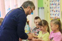 В детском саду № 95 города Орла настоятель храма мучениц Веры, Надежды, Любови и матери их Софии в микрорайоне «Зареченский» протоиерей Георгий Зейкан рассказал о Честном и Животворящем Кресте Господне, 8 октября 2026 года.