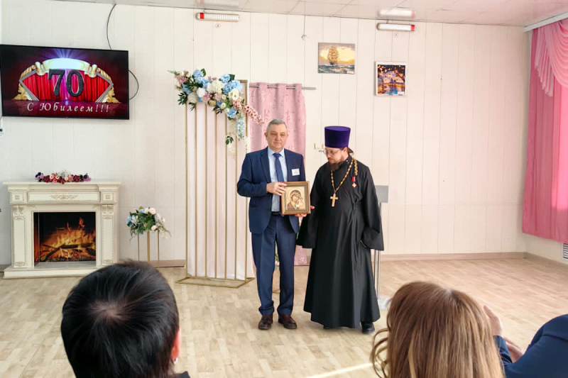 Благочинный храмов Нарышкинско-Шаблыкинского округа поздравил Дом социального обслуживания «Богдановский» с 70-летием