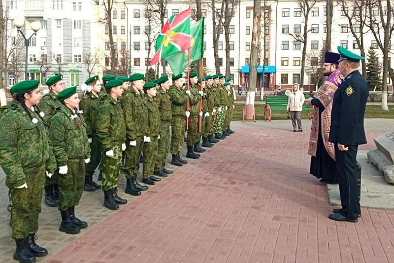 Орловский священник благословил начало дежурства почетного караула у Вечного огня Орловский священник благословил начало дежурства почетного караула у Вечного огня