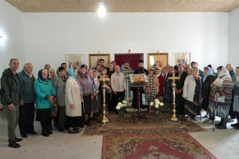 В строящемся храме преподобного Макария Алтайского состоялась первая Божественная литургия