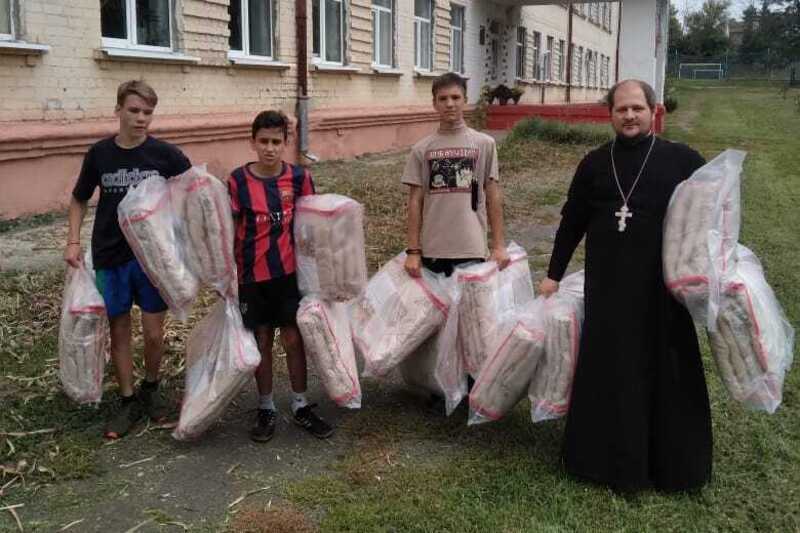 Прихожане Свято-Никольского храма помогли воспитанникам центра «Расправь крылья»