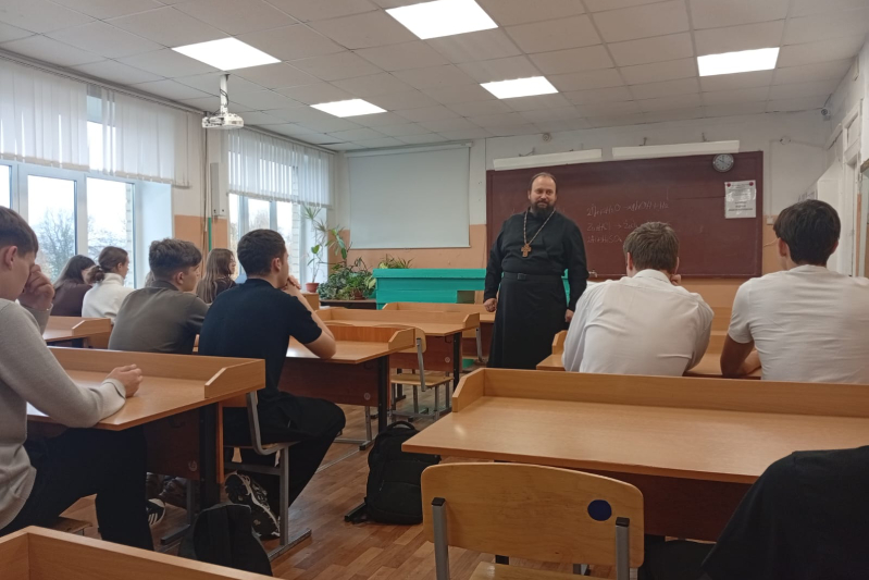 Клирик Богоявленского собора провел занятие для старшеклассников