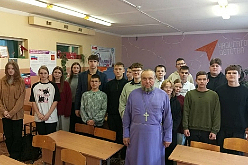 Благочинный Троснянско-Кромского округа пообщался с десятиклассникам Благочинный Троснянско-Кромского округа пообщался с десятиклассникам