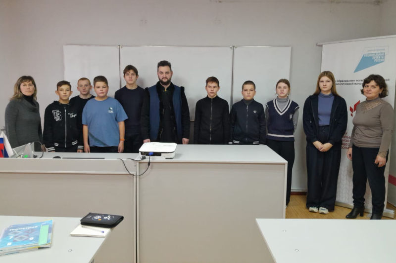Клирик Спасо-Преображенского собора пообщался со школьниками