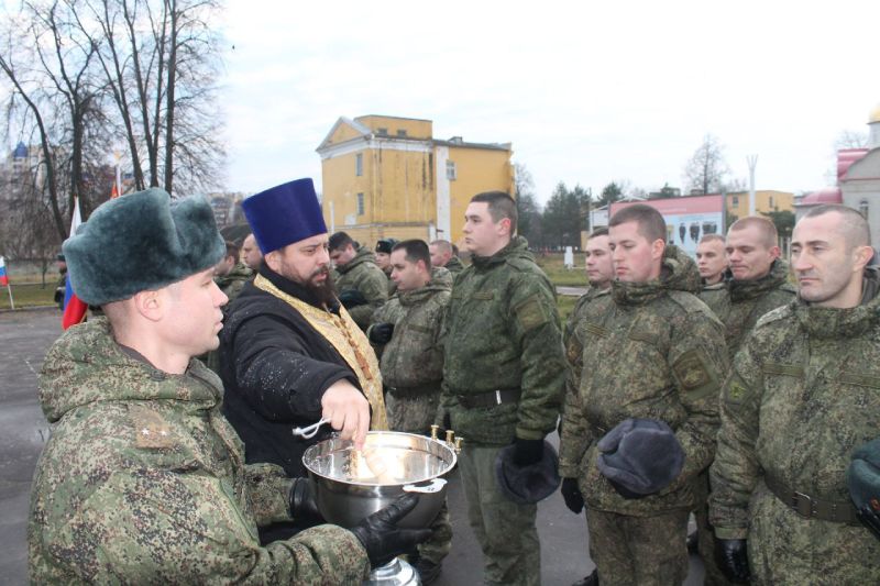 Председатель епархиального отдела по взаимодействию с Вооруженными силами благословил новобранцев Председатель епархиального отдела по взаимодействию с Вооруженными силами благословил новобранцев